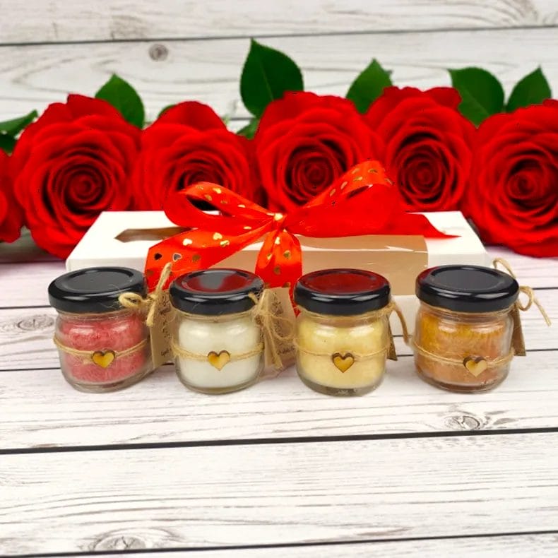 Walentynkowy zestaw 4 mini świec zapachowych – Eliksir Miłości, Róża, Wanilia, Rozgrzewająca Pomarańcza | Makandulo 7 Zestaw prezentowy mini świec Makandulo przewiązany czerwoną wstążką w złote serduszka
